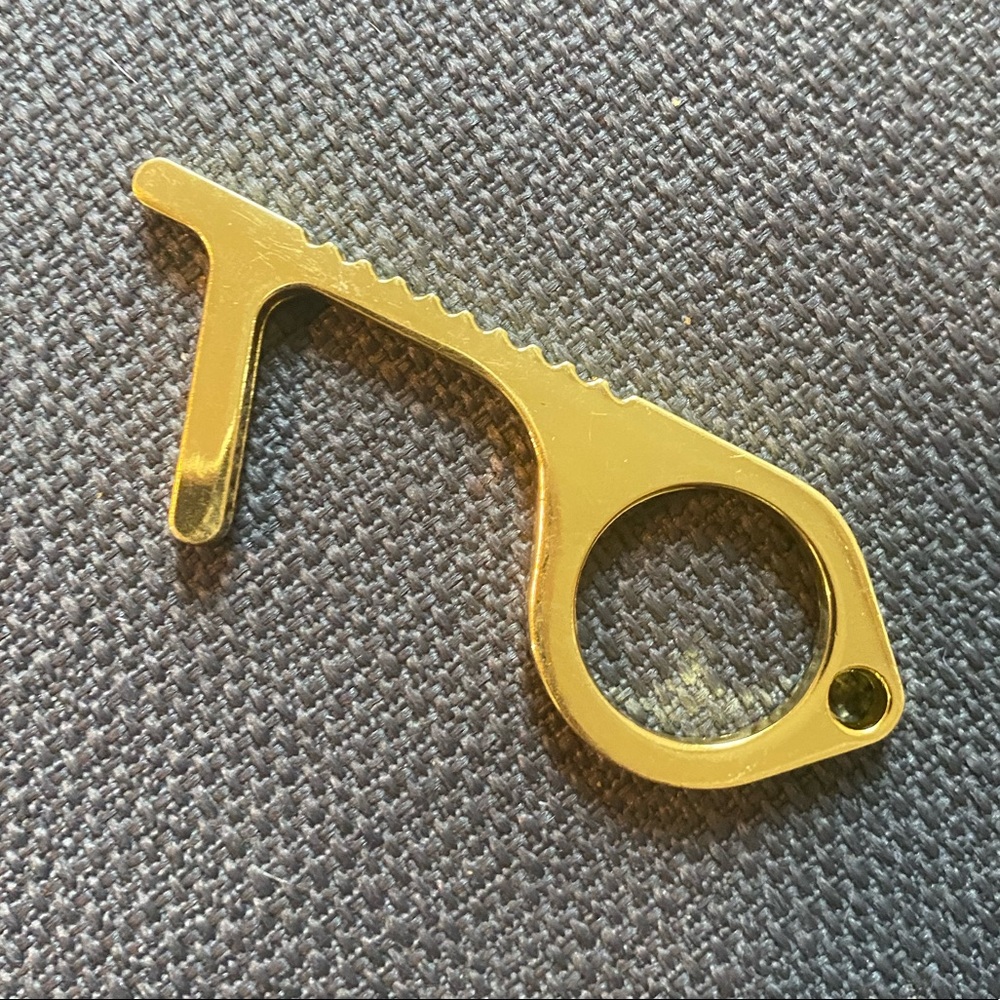 GOLD DOOR OPENING BUTTON PUSHER KEYCHAIN